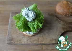 Бургер с индейкой и творожным соусом