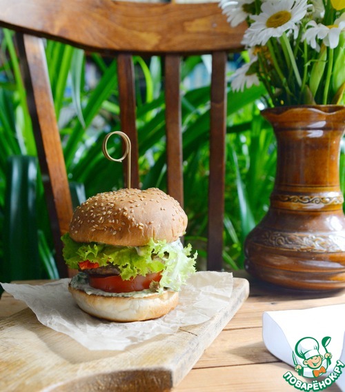 Бургер с индейкой и творожным соусом