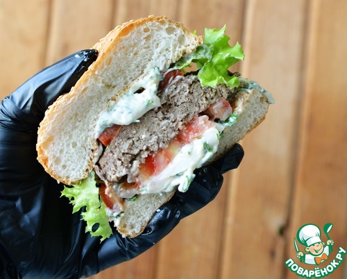Бургер с индейкой и творожным соусом