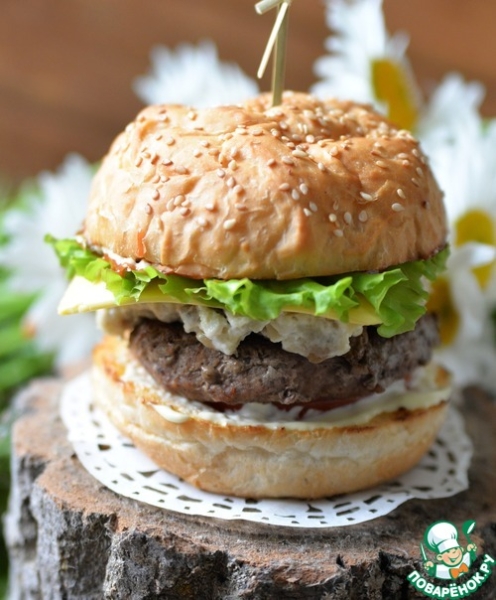 Бургер с индейкой и жюльеном