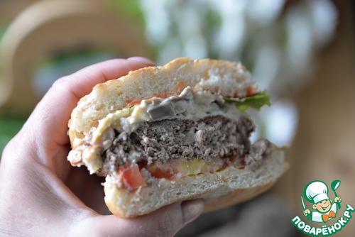 Бургер с индейкой и жюльеном
