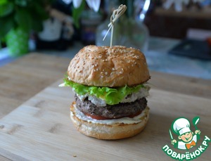 Бургер с индейкой и жюльеном