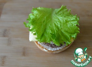 Бургер с индейкой и жюльеном