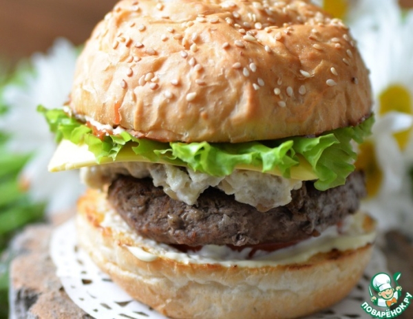 Бургер с индейкой и жюльеном