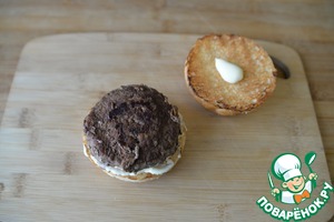 Бургер с индейкой и жюльеном