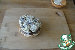 Бургер с индейкой и жюльеном