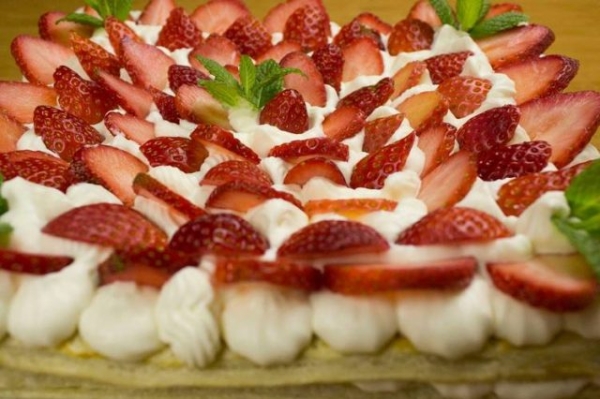 Клубничный торт из слоеного теста со взбитыми сливками