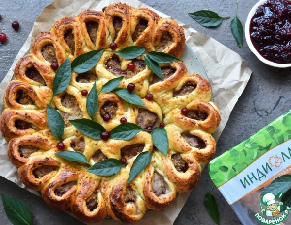 Колбасный венок с медово-горчичной глазурью Колбасный венок с медово-горчичной глазурью