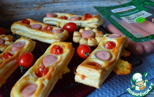 Слойки с сосисками и черри