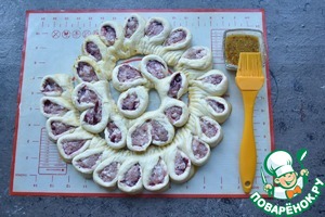 Колбасный венок с медово-горчичной глазурью Колбасный венок с медово-горчичной глазурью