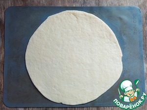 Дрожжевой пирог с сосисками и сыром