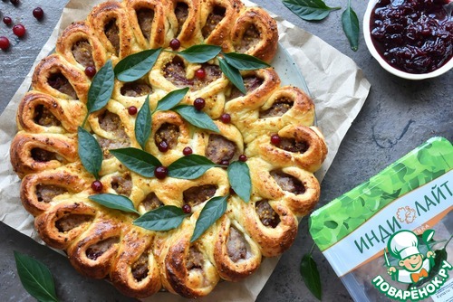 Колбасный венок с медово-горчичной глазурью Колбасный венок с медово-горчичной глазурью