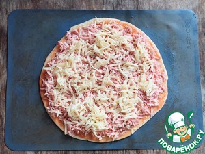 Дрожжевой пирог с сосисками и сыром