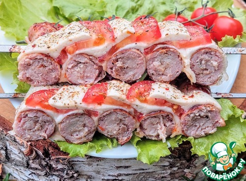 Купаты-гриль с моцареллой и томатами