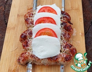 Купаты-гриль с моцареллой и томатами