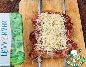 Купаты-гриль с моцареллой и томатами