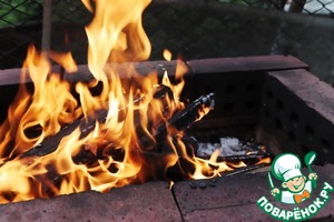 Купаты на углях с соусом из жимолости