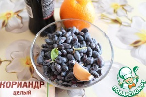 Купаты на углях с соусом из жимолости