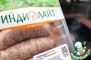 Купаты на углях с соусом из жимолости