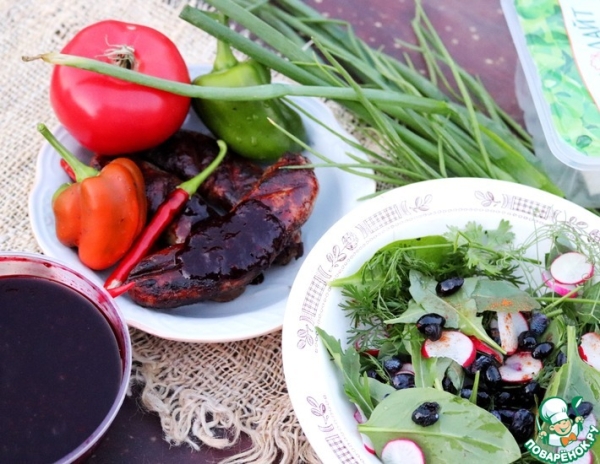 Купаты на углях с соусом из жимолости