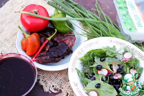 Купаты на углях с соусом из жимолости