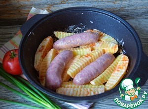 Купаты с картофелем, запечённые в сметане