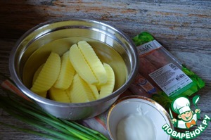 Купаты с картофелем, запечённые в сметане