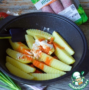 Купаты с картофелем, запечённые в сметане