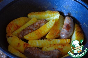 Купаты с картофелем, запечённые в сметане