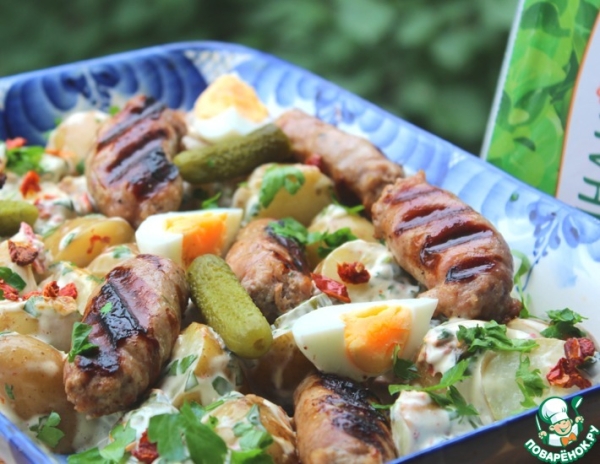 Мини-купаты-гриль с горячим немецким салатом Мини-купаты-гриль с горячим немецким салатом