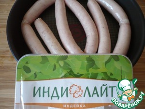 Пирог из картофельного пюре с колбасками