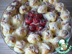 Пирог из картофельного пюре с колбасками