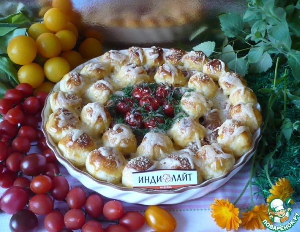 Пирог из картофельного пюре с колбасками