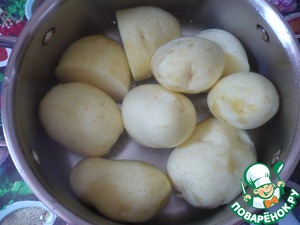 Пирог из картофельного пюре с колбасками