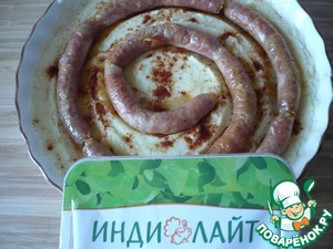 Пирог из картофельного пюре с колбасками