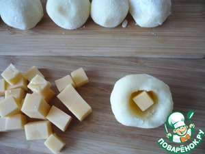 Пирог из картофельного пюре с колбасками