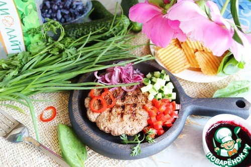 Плескавица из индейки с острым соусом