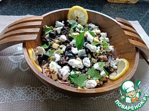 "Салат из черной чечевицы с тунцом."