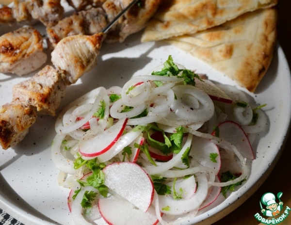 Салат из маринованного лука к шашлыку