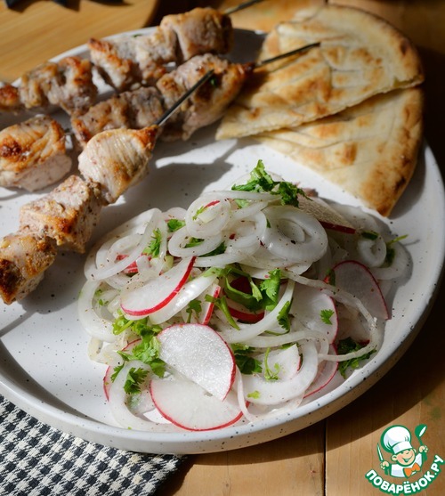 Салат из маринованного лука к шашлыку