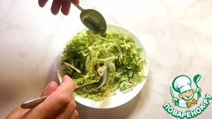 Салат из молодой капусты с редиской, огурцами и помидорами