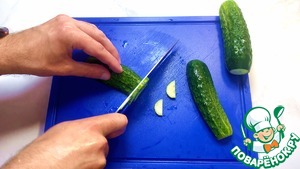 Салат из молодой капусты с редиской, огурцами и помидорами