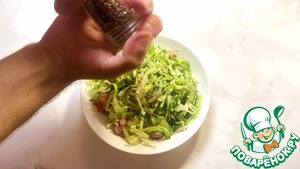 Салат из молодой капусты с редиской, огурцами и помидорами