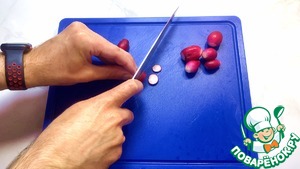 Салат из молодой капусты с редиской, огурцами и помидорами