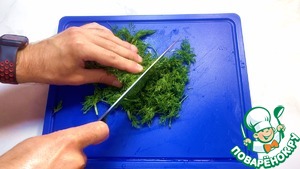 Салат из молодой капусты с редиской, огурцами и помидорами