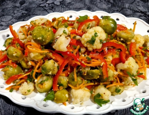 Салат с цветной и брюссельской капустой