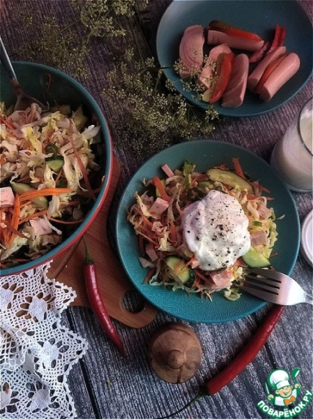 Салат с молодой капустой и колбасой