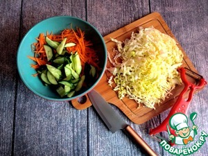 Салат с молодой капустой и колбасой