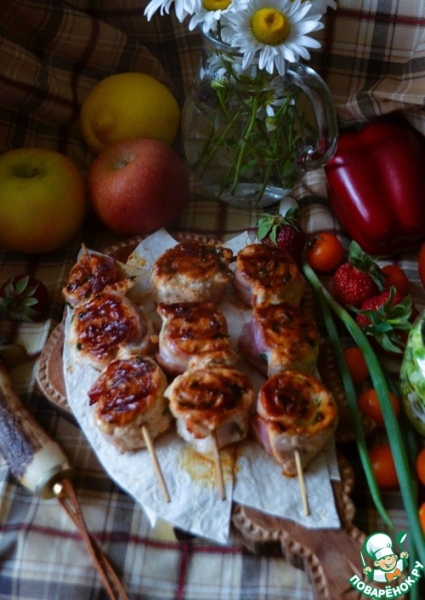 Шашлыки-рулеты из индейки с беконом