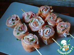 Шашлыки-рулеты из индейки с беконом